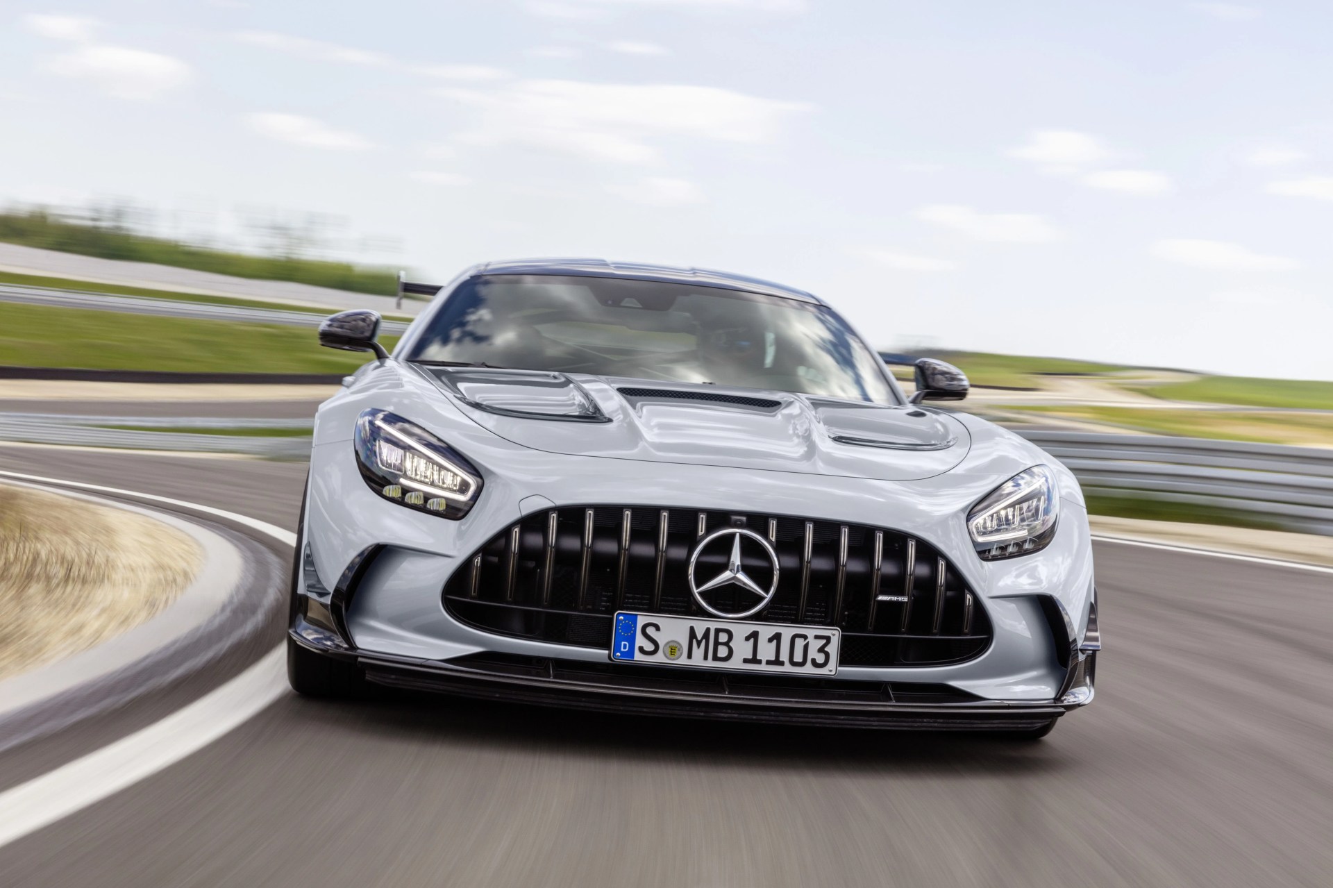 mercedes amg gt black series kraftstoffverbrauch kombiniert 12,8 l100 km, co2 emissionen kombiniert 292 gkm, 2020, exterieur, rennstrecke, dynamisch, front, kühlergrill, frontdiffusor, flics, air curtains, hightechsilber mercedes amg gt black series combined fuel consumption 12,8 l100 km, combined co2 emissions 292 gkm, 2020, exterieur, race track, dynamic, front, radiator grille, front diffusor, flics, air curtains, hightechsilver