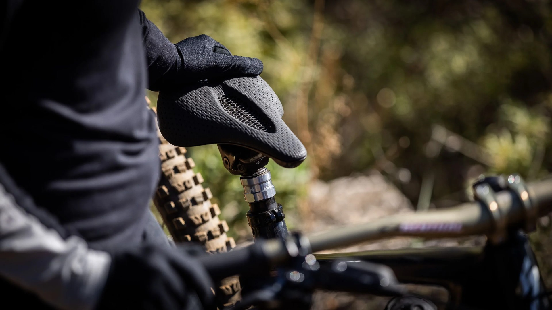 specialized bike with power pro mirror saddle