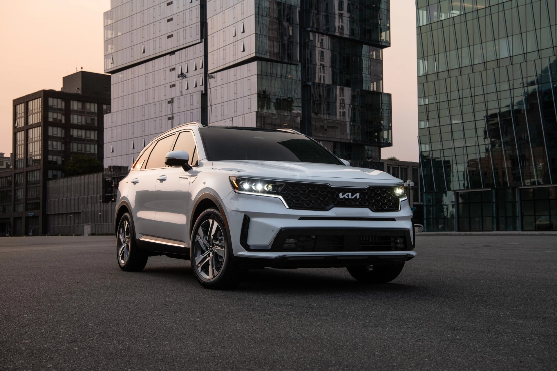 2022 kia sorento phev front view city driving