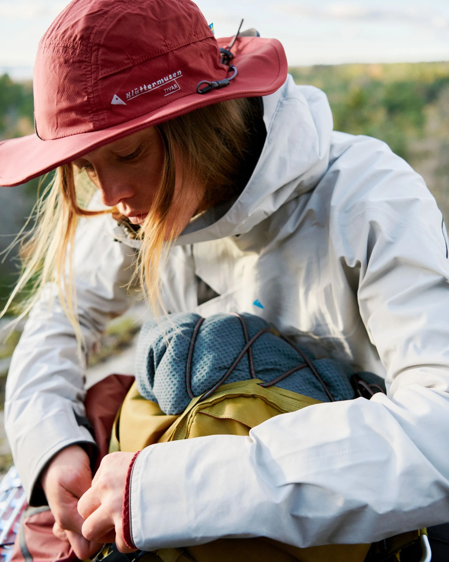 woman wearing kl&auml;ttermusen tivar hat