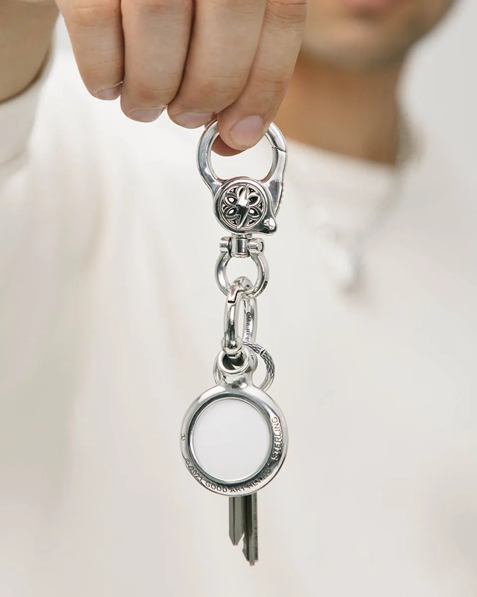 man holding good art hlywd sterling silver apple airtag case