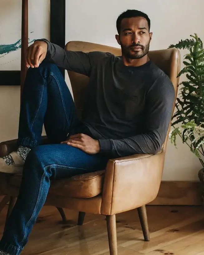 man wearing taylor stitch the cotton hemp long sleeve teein charcoal