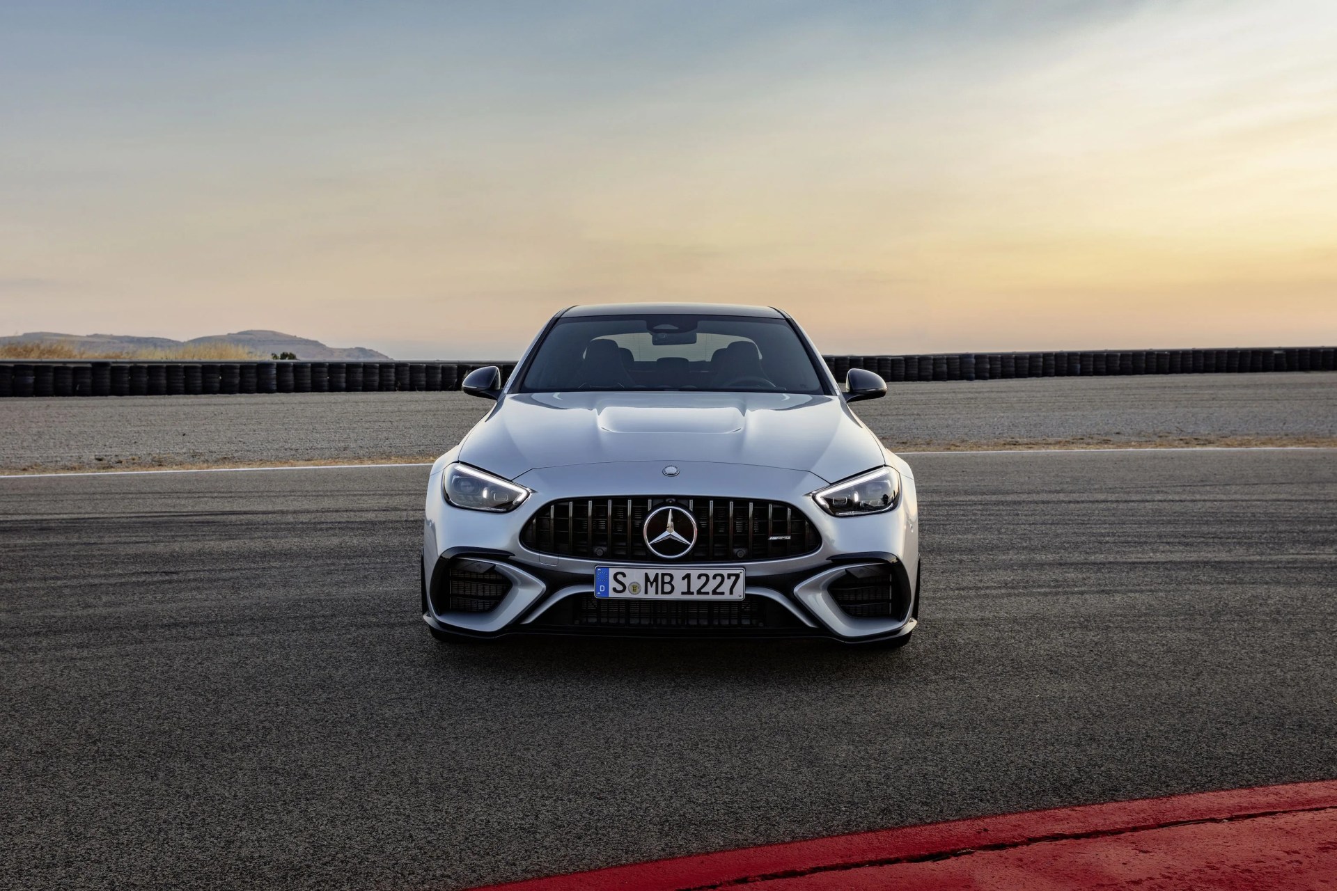 mercedes amg c 63 s e performance limousine und t modell kraftstoffverbrauch kombiniert 6,9 l100 km co₂ emissionen kombiniert 156 gkm stromverbrauch kombiniert 11,7 kw100 km exterieur hightechsilber und graphitgrau magno interieur schwarz mit gelben nähten und titangrau mit roten nähten mercedes amg c 63 s e performance sedan and estate fuel consumption combined 6,9 l100 km co₂ emissions combined 156 gkm electric energy consumption combined 11,7 kw100 km exterior hightech silver and graphitgrey magno interior black with yellow stitching and titanium grey with red stitching