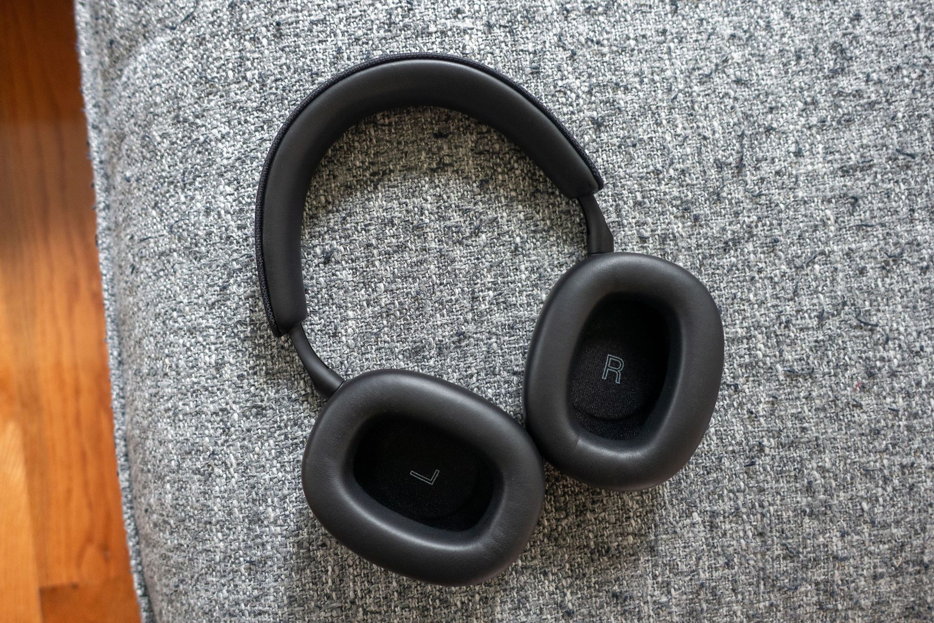 bowers and wilkins px7 s2 headphones laying flat