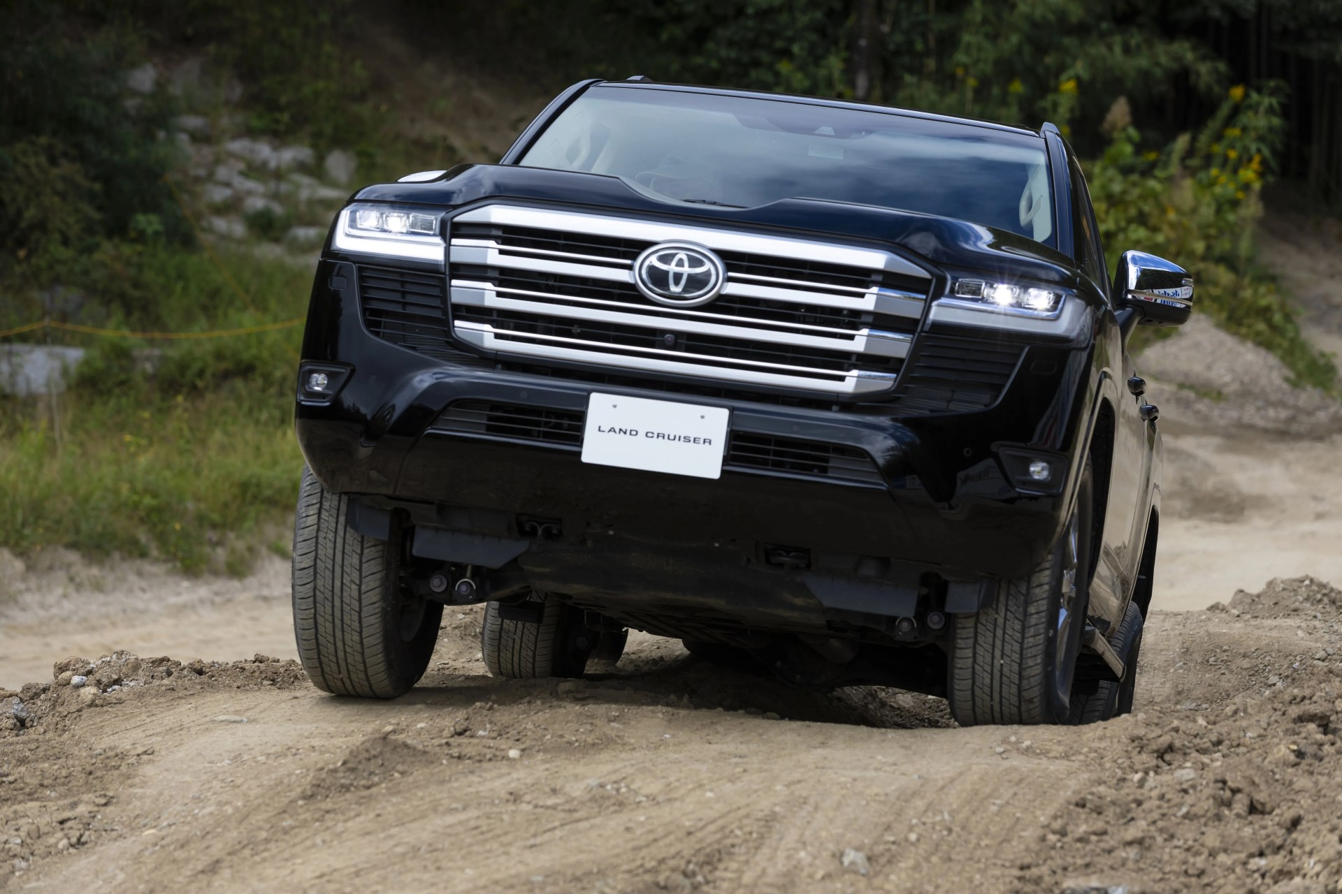 land cruiser on a dirt off road course