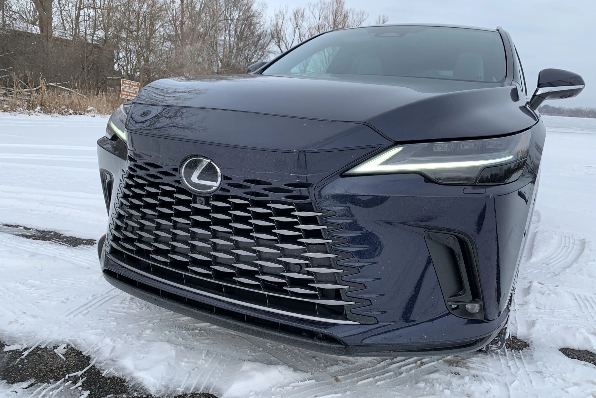close up of the lexus rx 350h grille