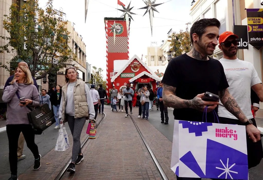 people hit the stores to finish up their christmas shopping