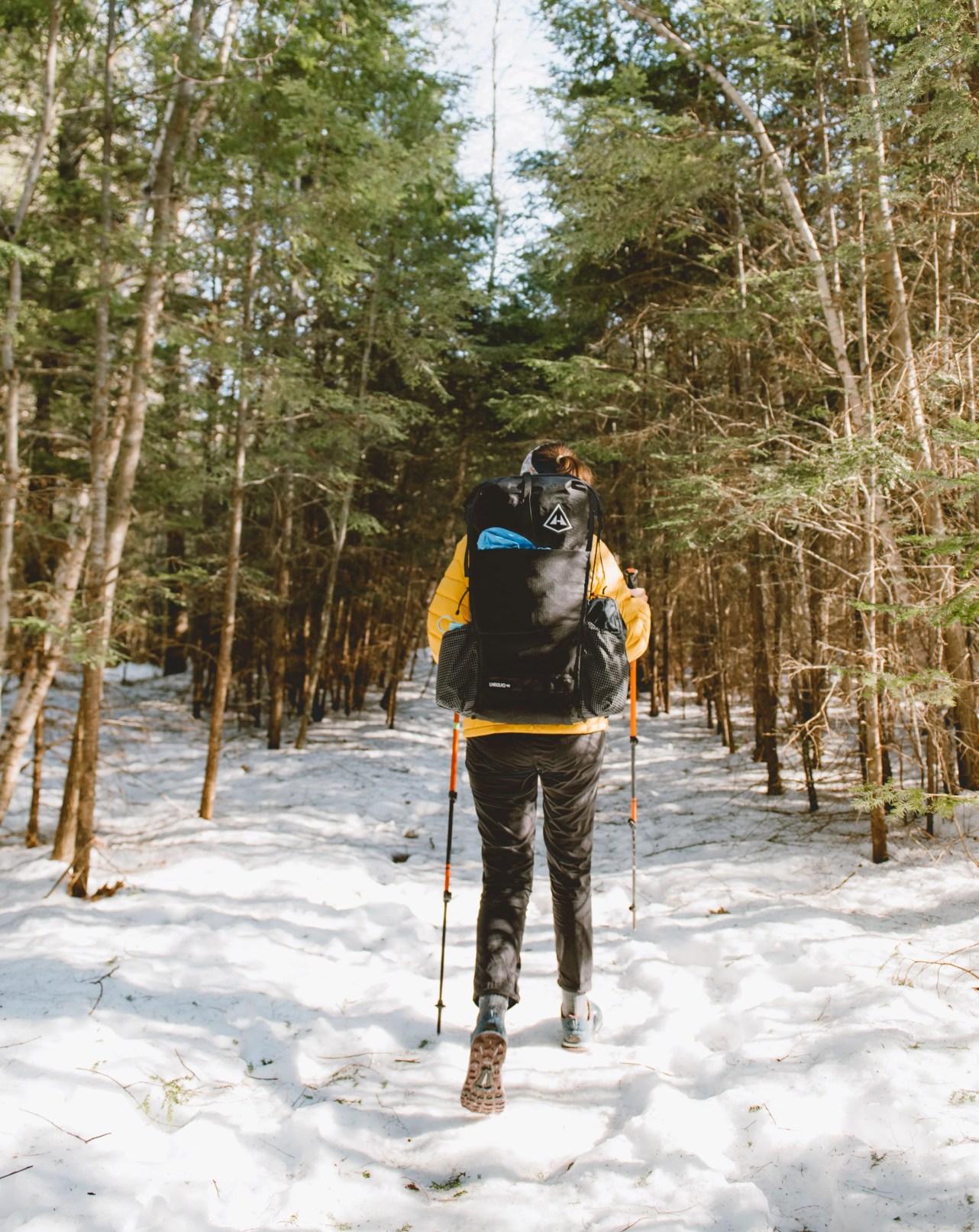woman hiking wearing black hyperlite unbound 40l pack