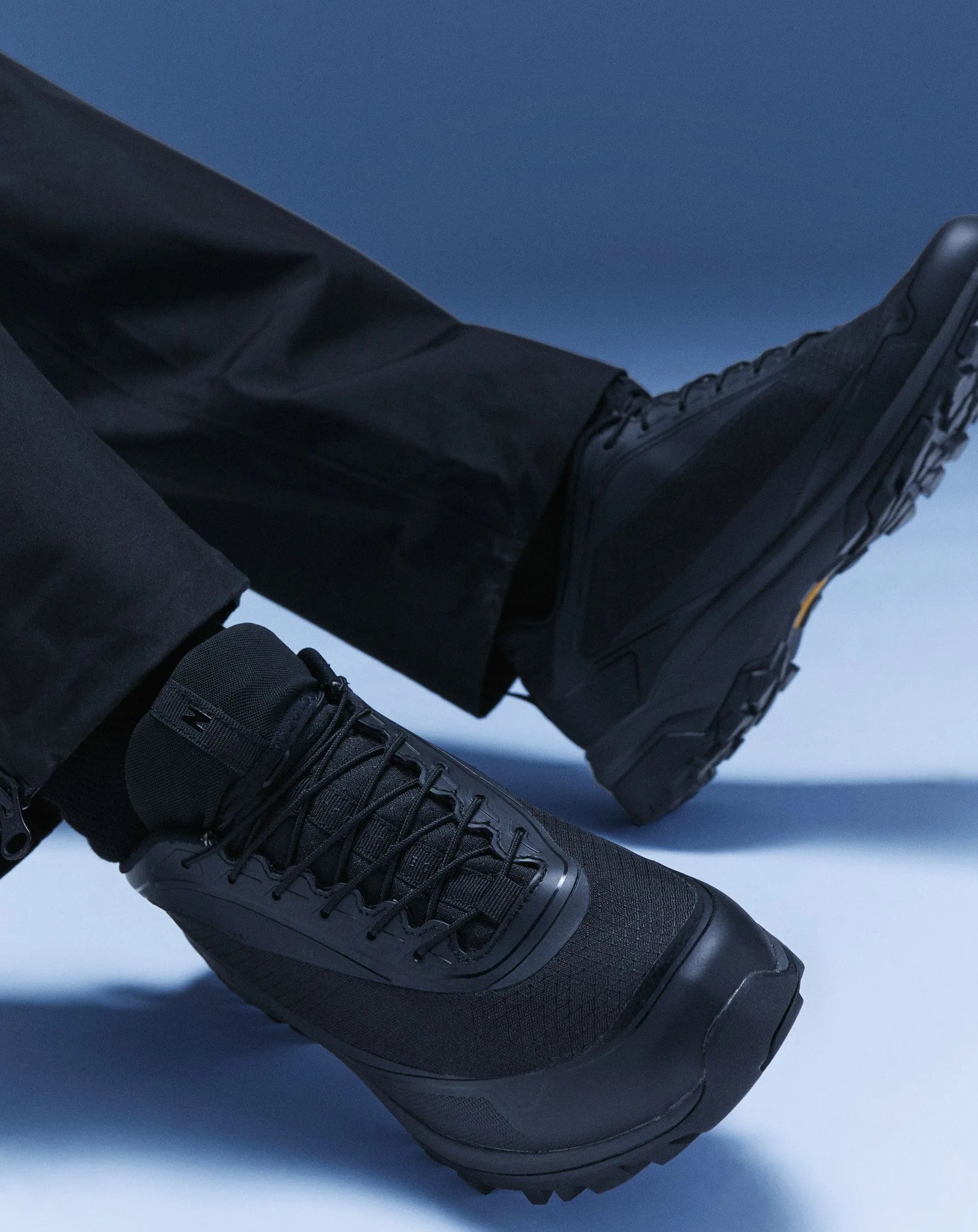 arktisk lace up runner sneaker in black