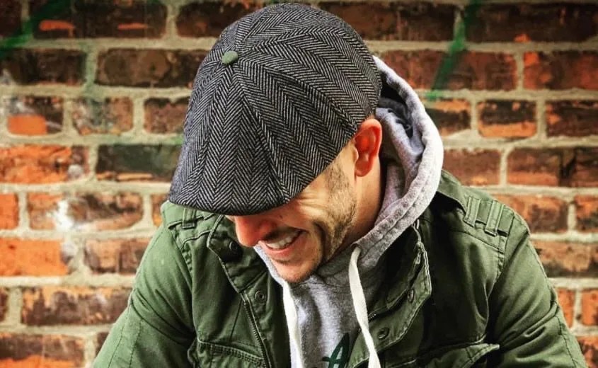 man wearing a scally hat