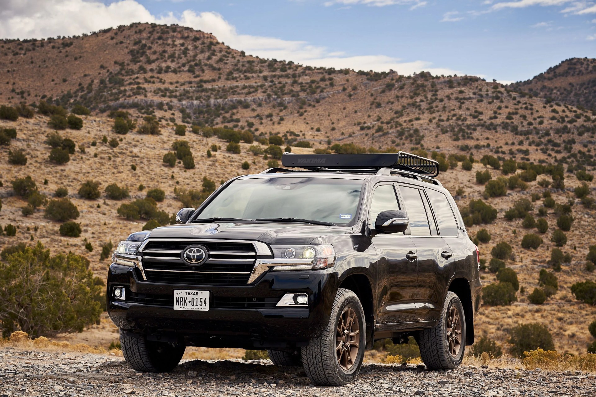 toyota land cruiser in desert