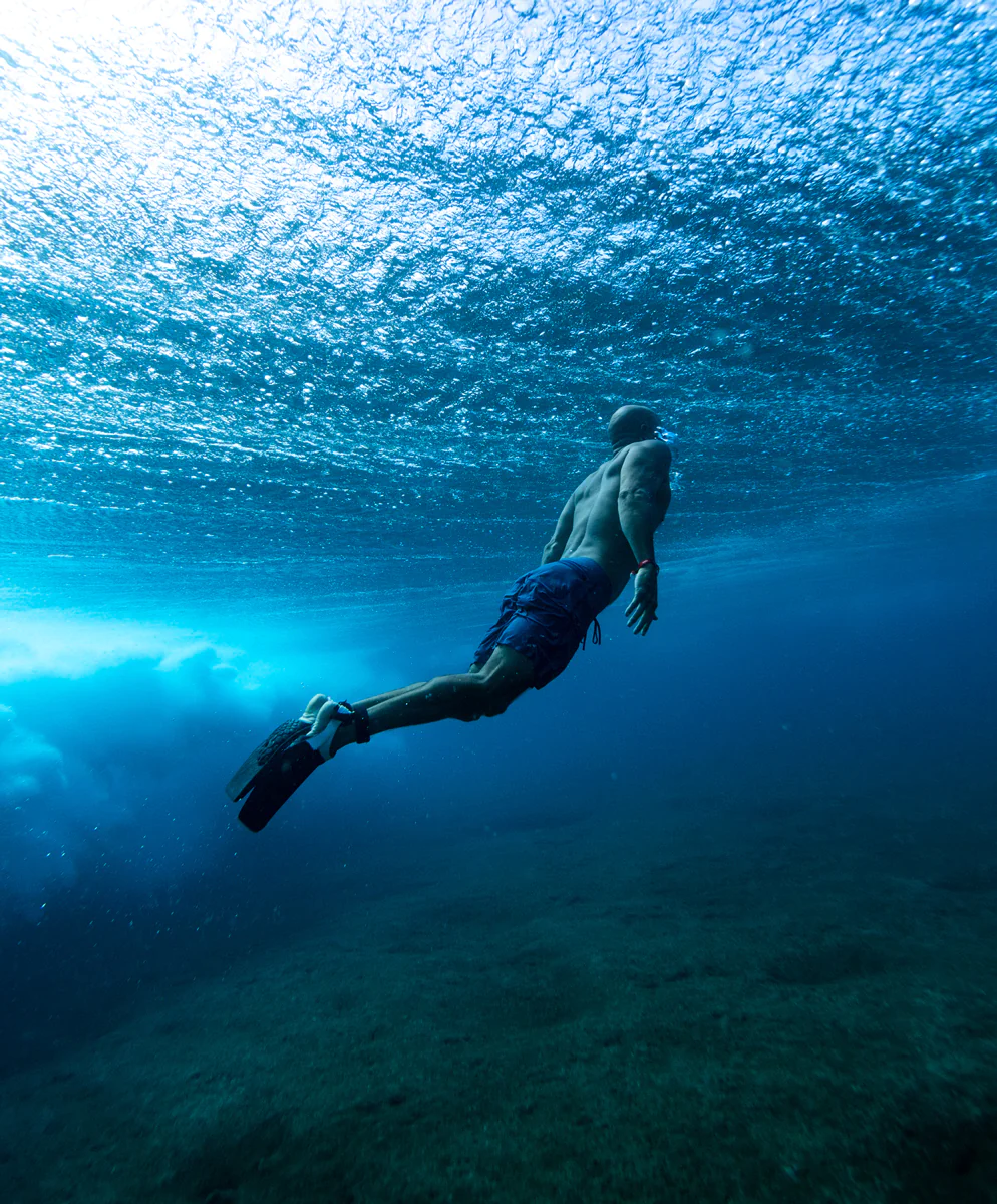 kelly slater swimming underwater