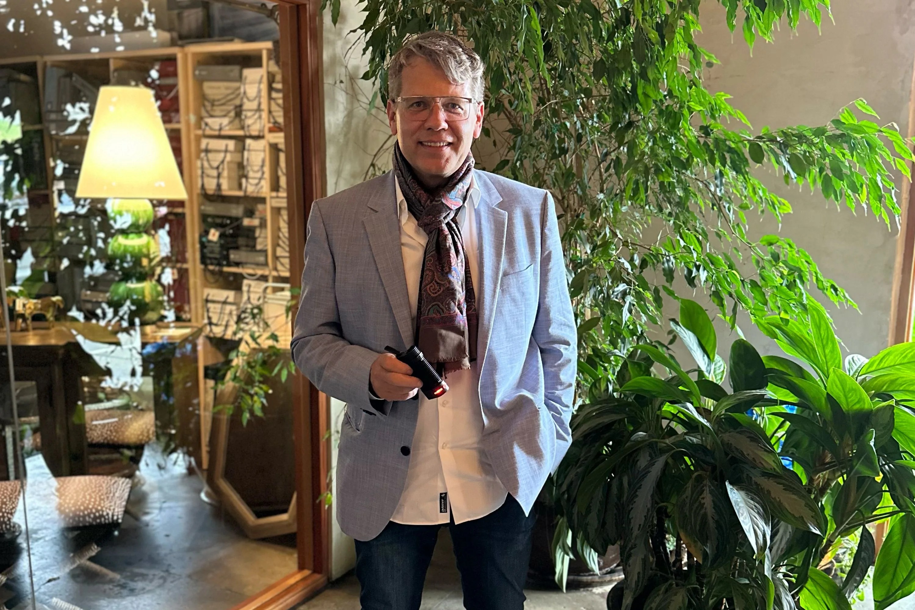 jürgen bickel holding a vaporizer