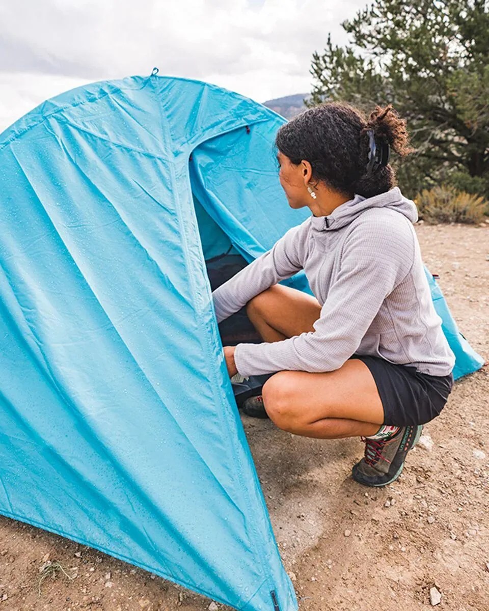 women getting into mountain hardwear meridian&trade; 3 tent