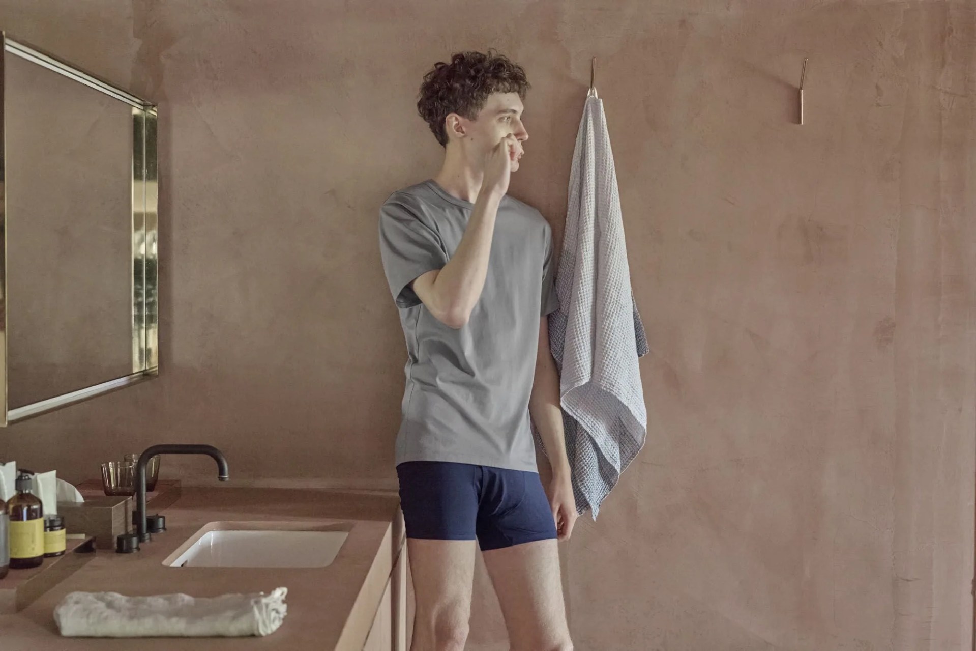 man in bathroom wearing airism shirt