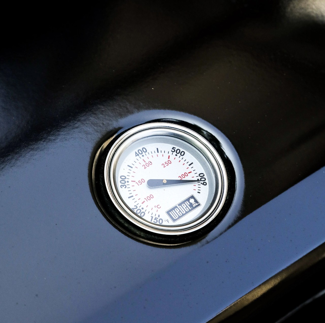grill top with built in temperature gauge reading 600 degrees