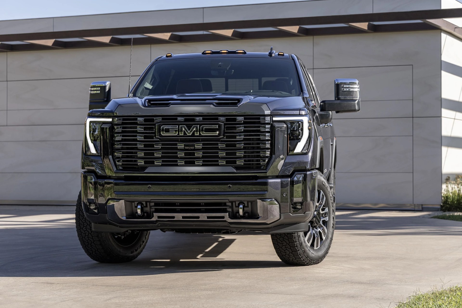 front view of the gmc sierra 2500 hd denali ultimate