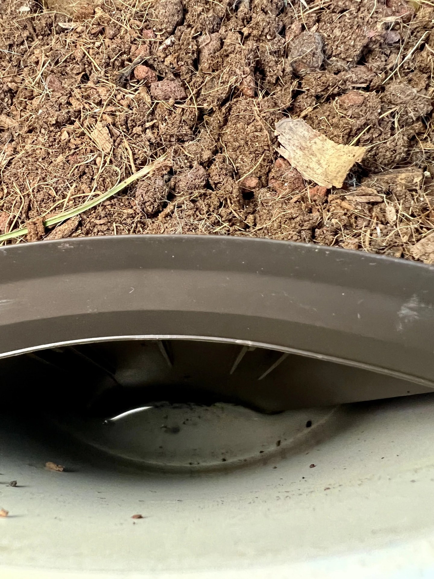 an easyplant pot's water reservoir