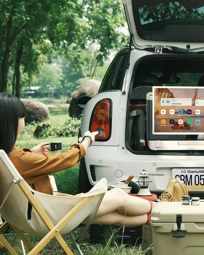 wp,am and man watching lg stanbyme go portable smart touch screen from car