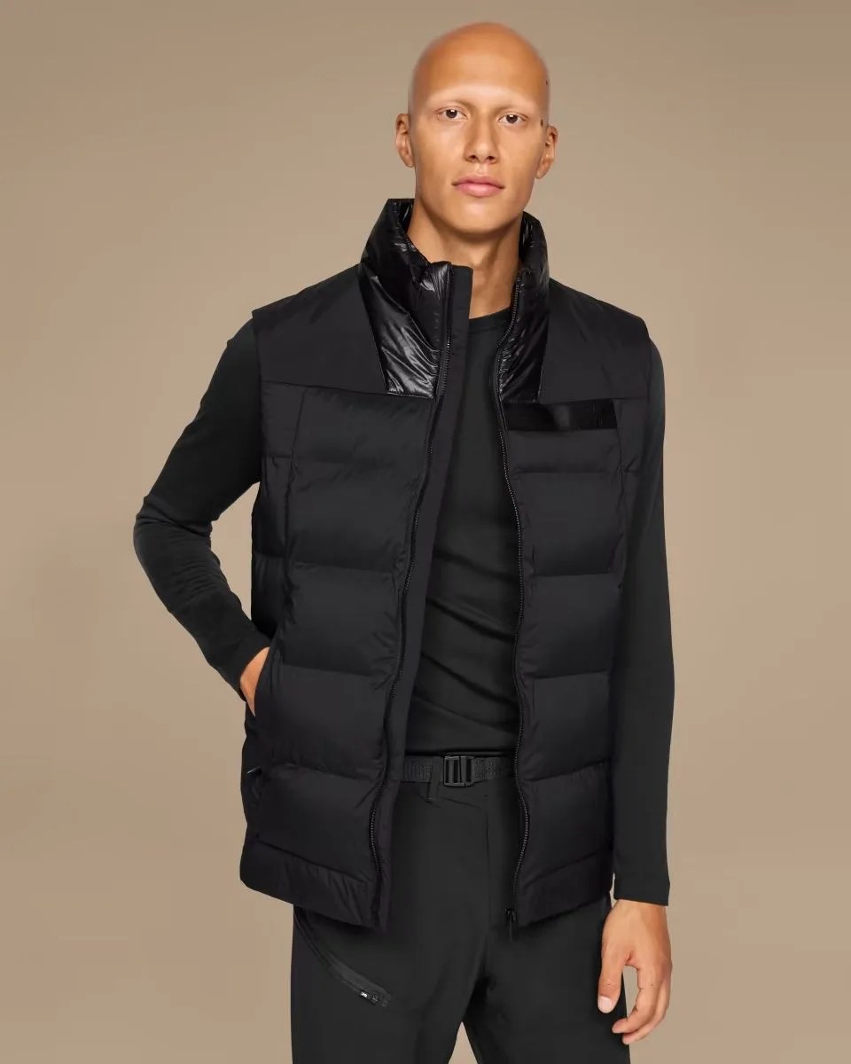 man wearing on running challenger vest