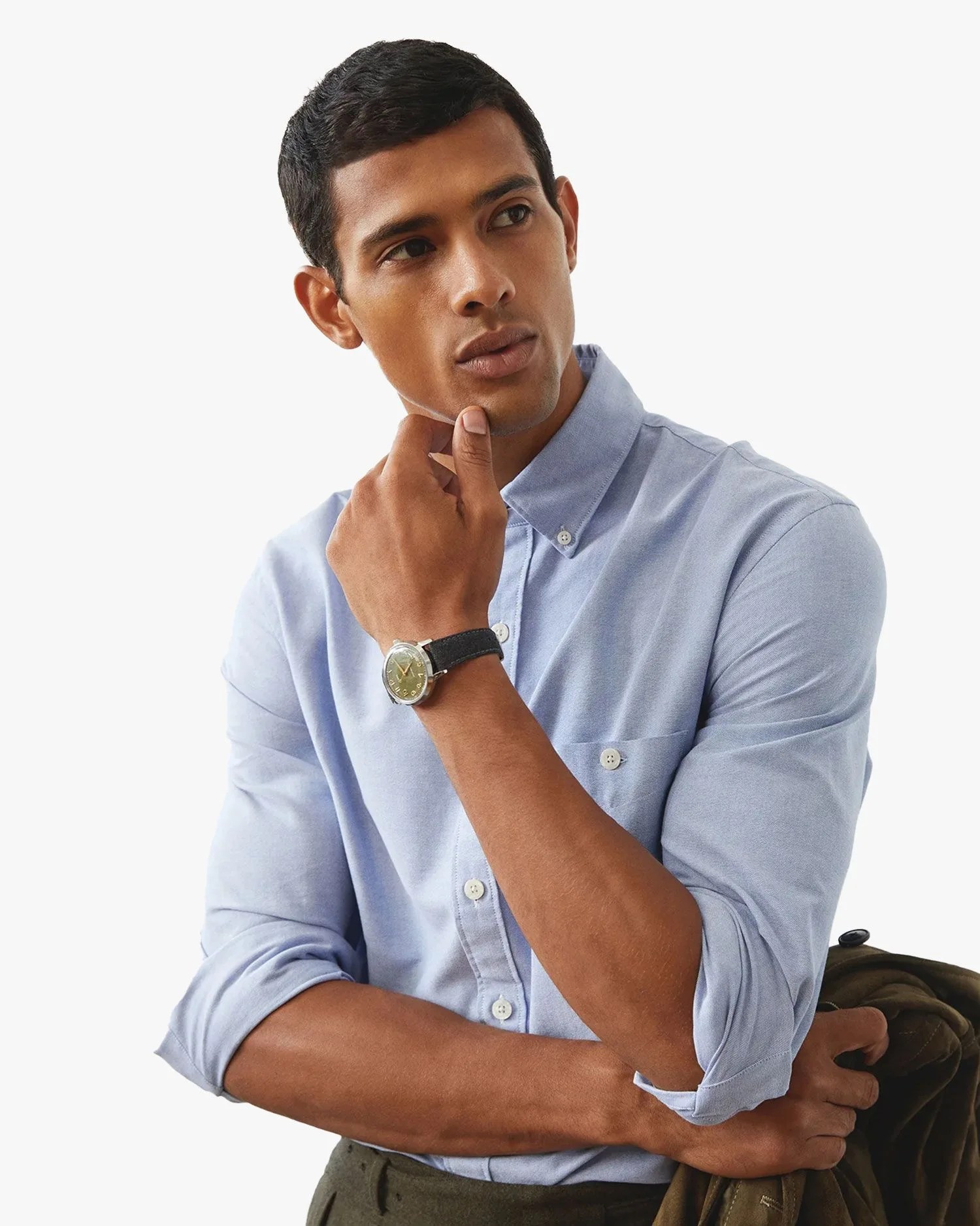 man wearing todd snyder slim fit favorite oxford shirt in blue regatta