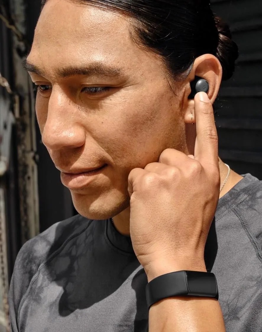 man using fitbit charge 6