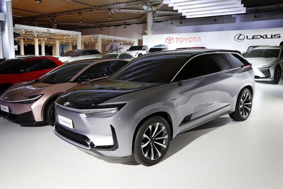 toyota 3 row suv