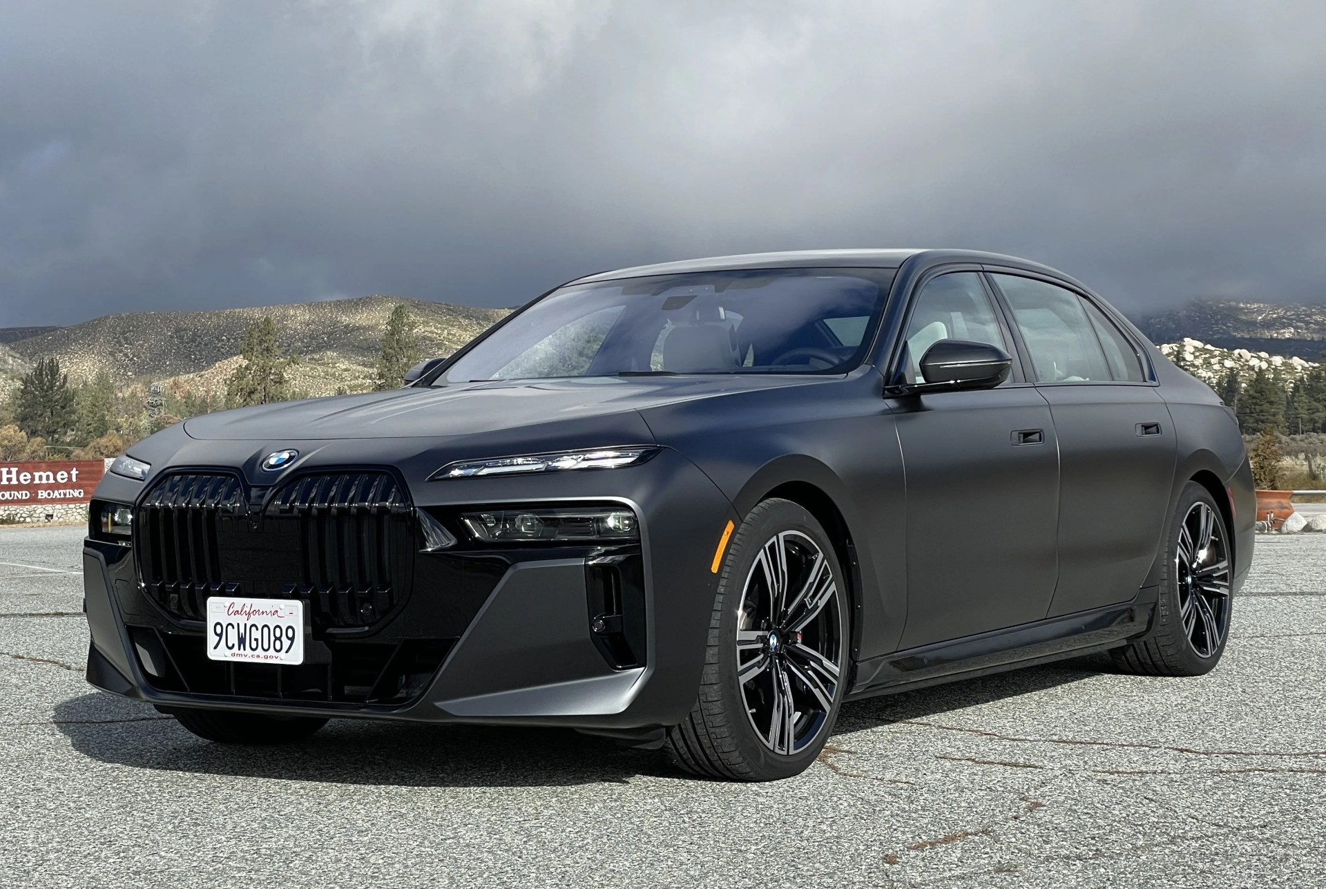 bmw i7 matte black 2023