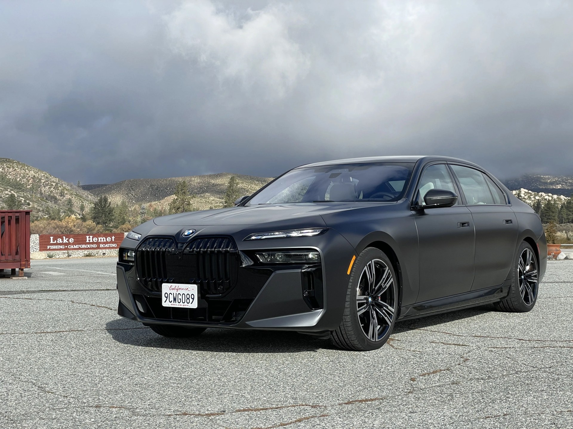 bmw i7 matte black 2023