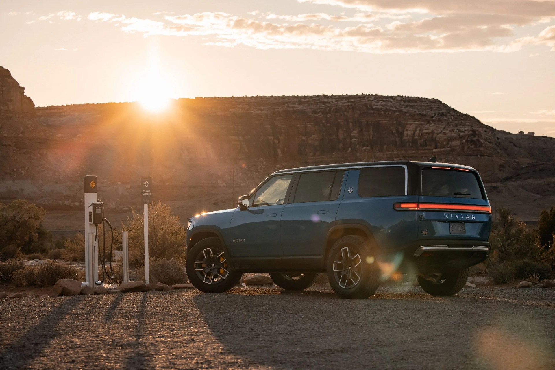 rivian r1s suv