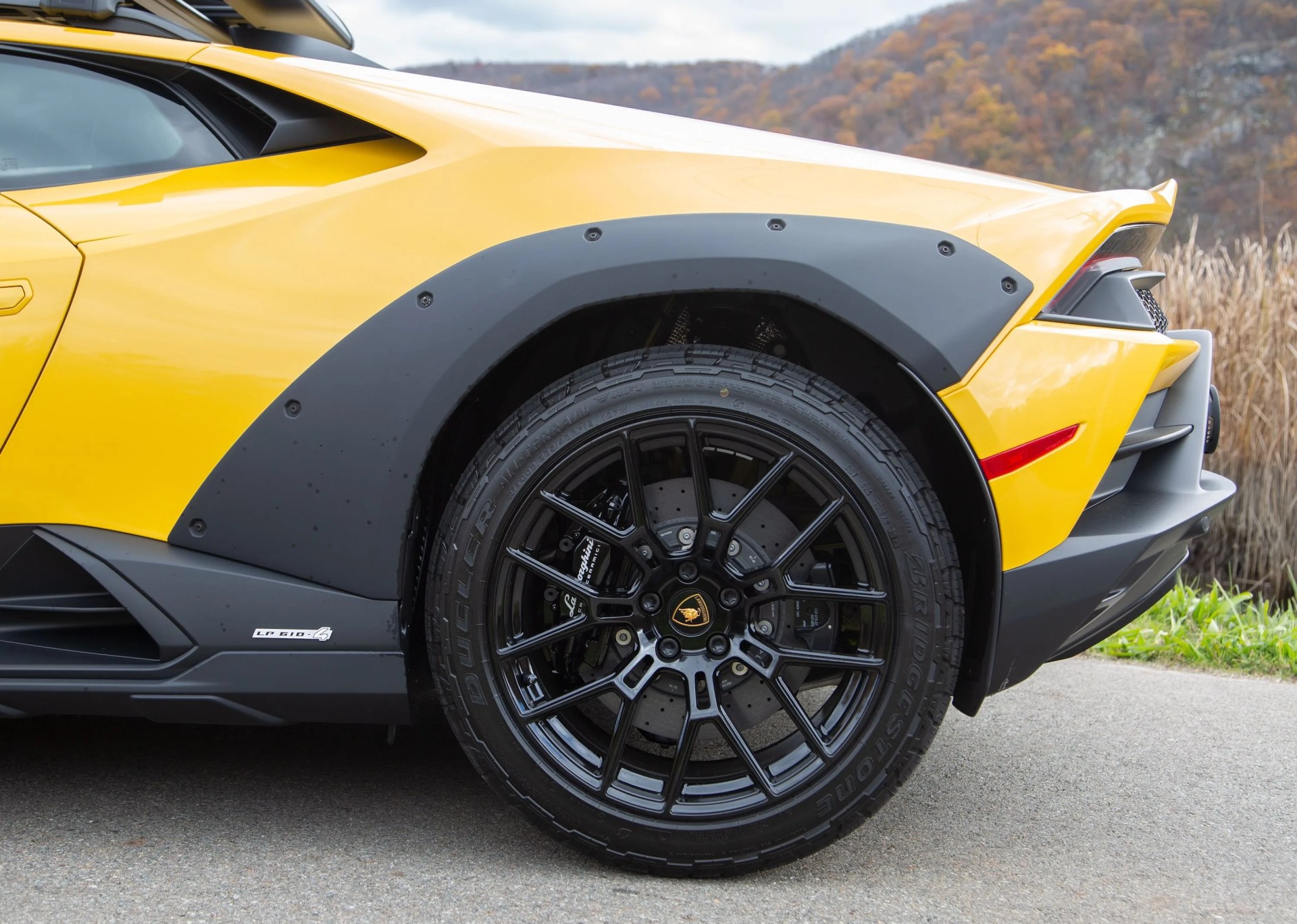 lamborghini huracan sterrato yellow