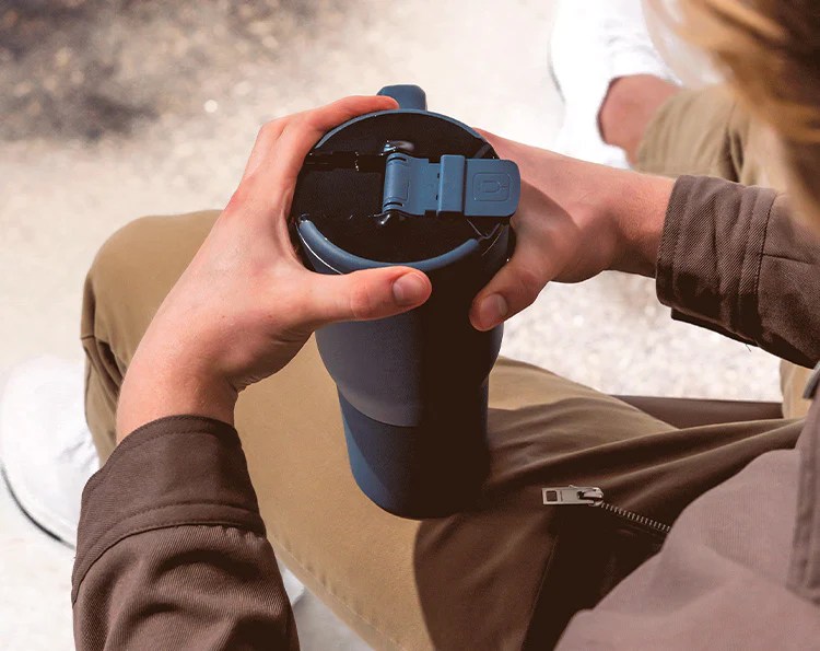person holding Br&uuml;Mate New! M&uuml;v 35oz tumbler