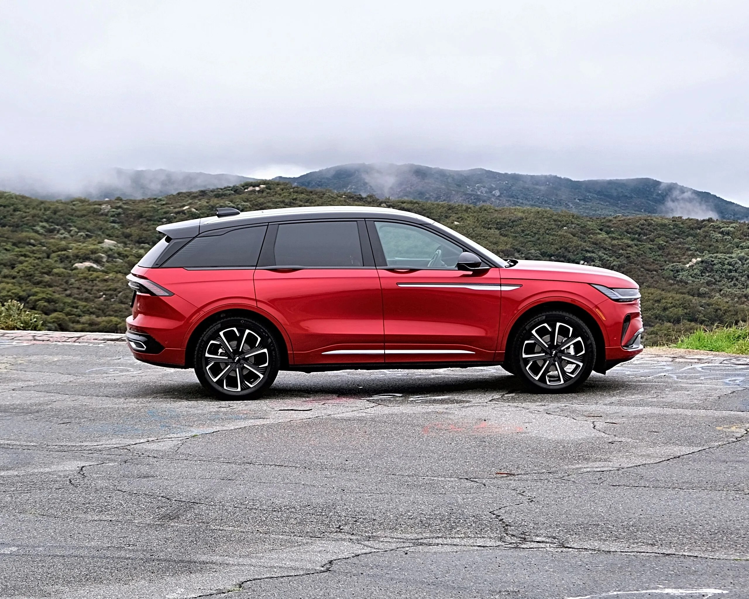 Lincoln Nautilus side profile on a mountain overlook.