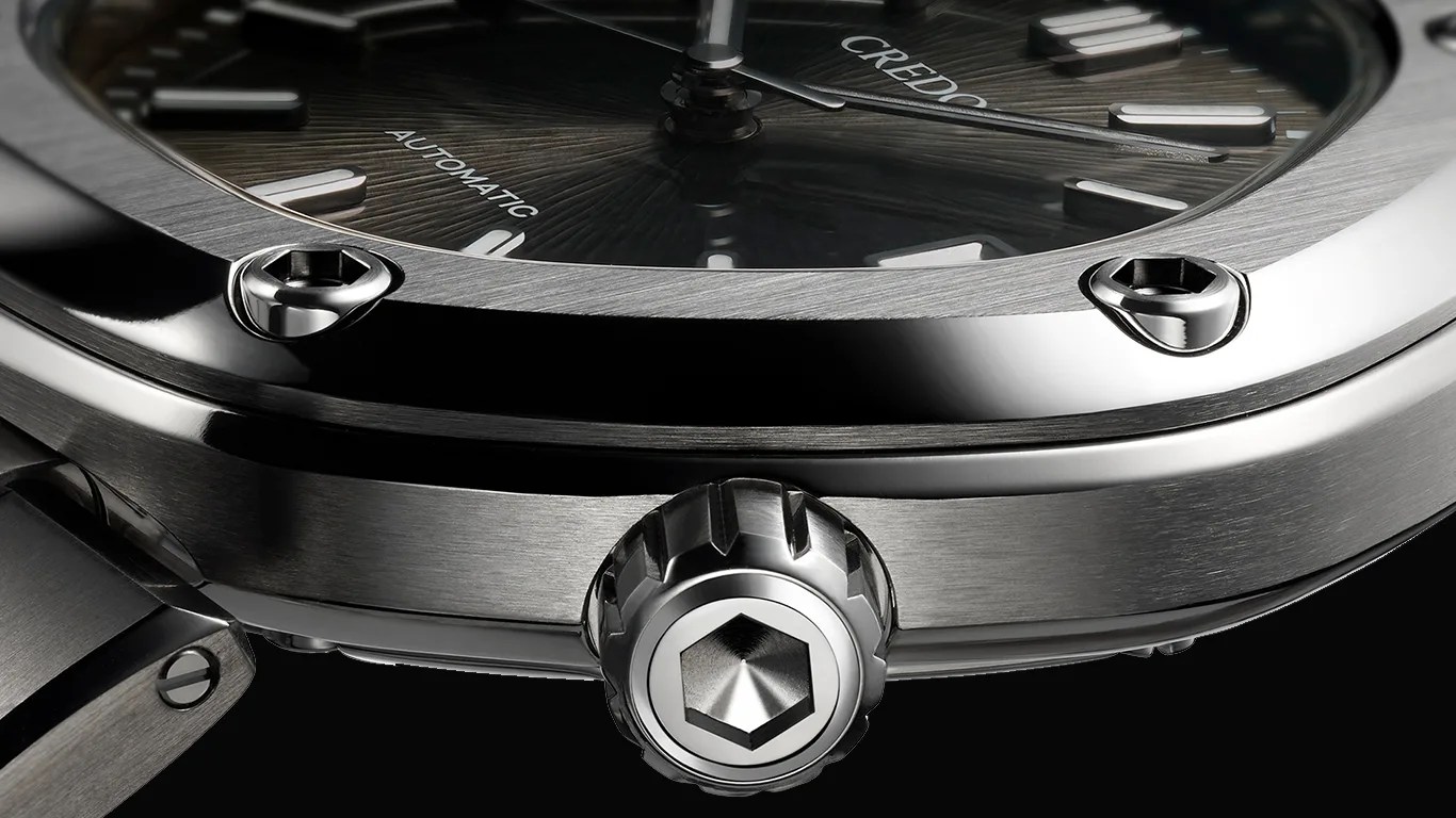 credor watch bezel and crown closeup