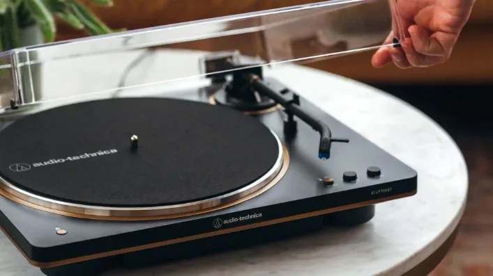 Audio-Technica AT-LP70XBT turntable