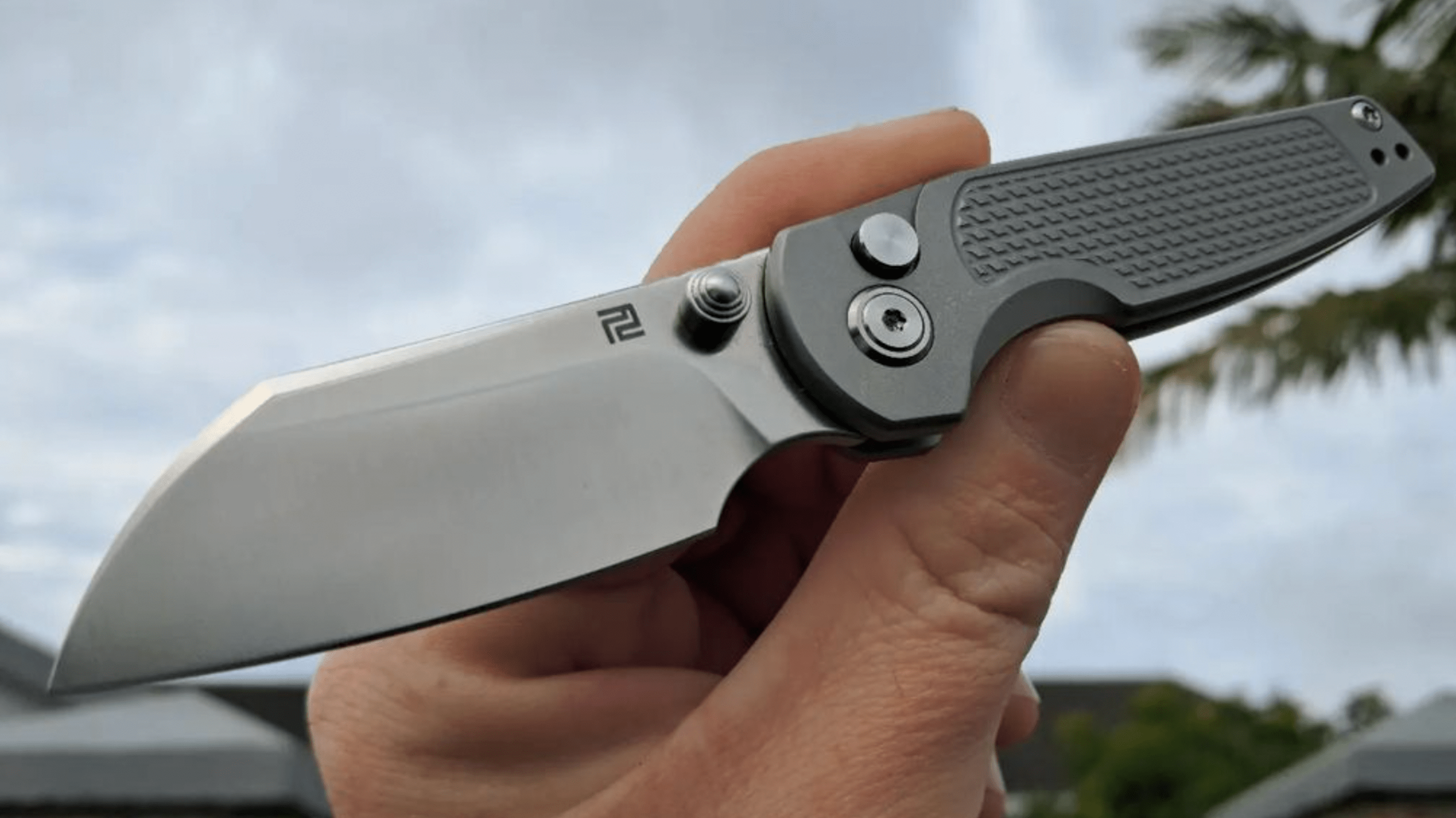 This Dazzling New Knife’s Big Blade Deploys Two Different Ways Gear