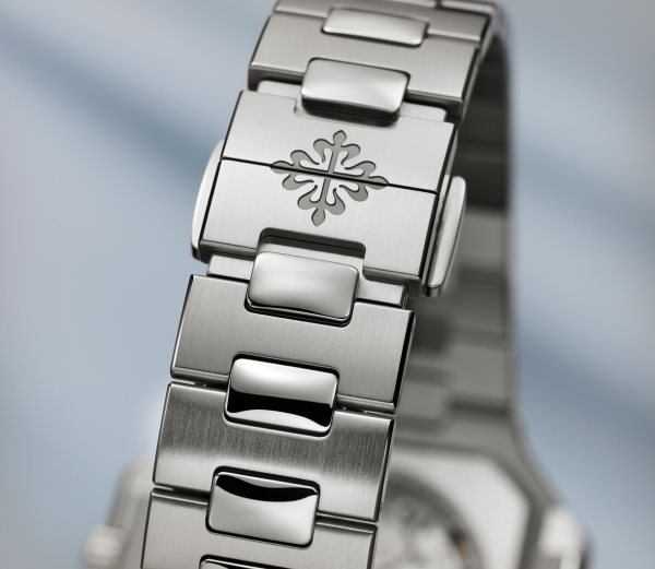 A close up of the integrated bracelet found on the Patek Philippe 5821/1A 