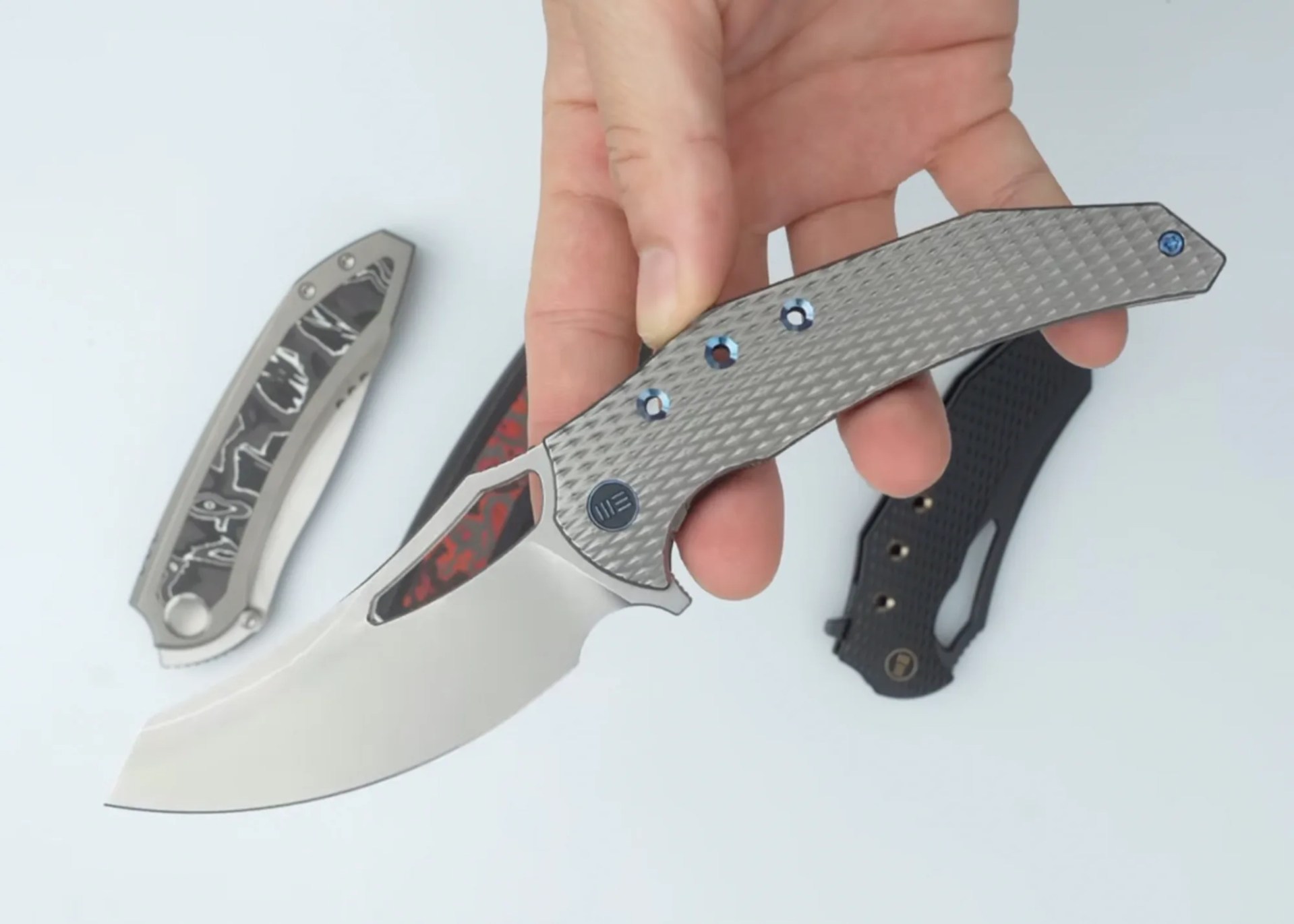 weknife-epaulette-in-hand