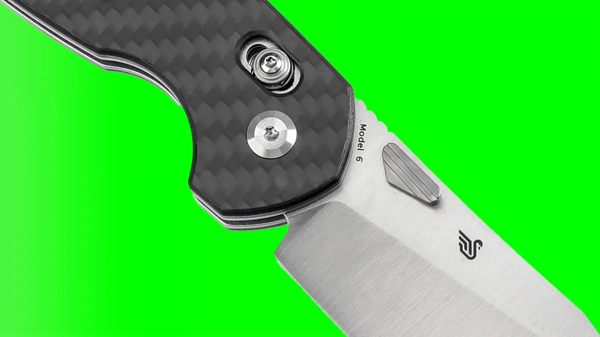 tenable knives model 6 macro on green