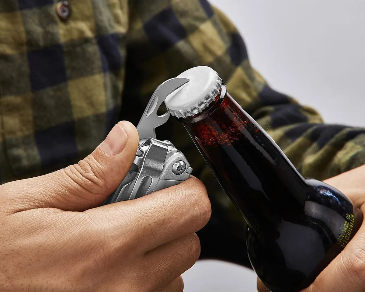 Gordon 20 in 1 Multi Tool opening beer