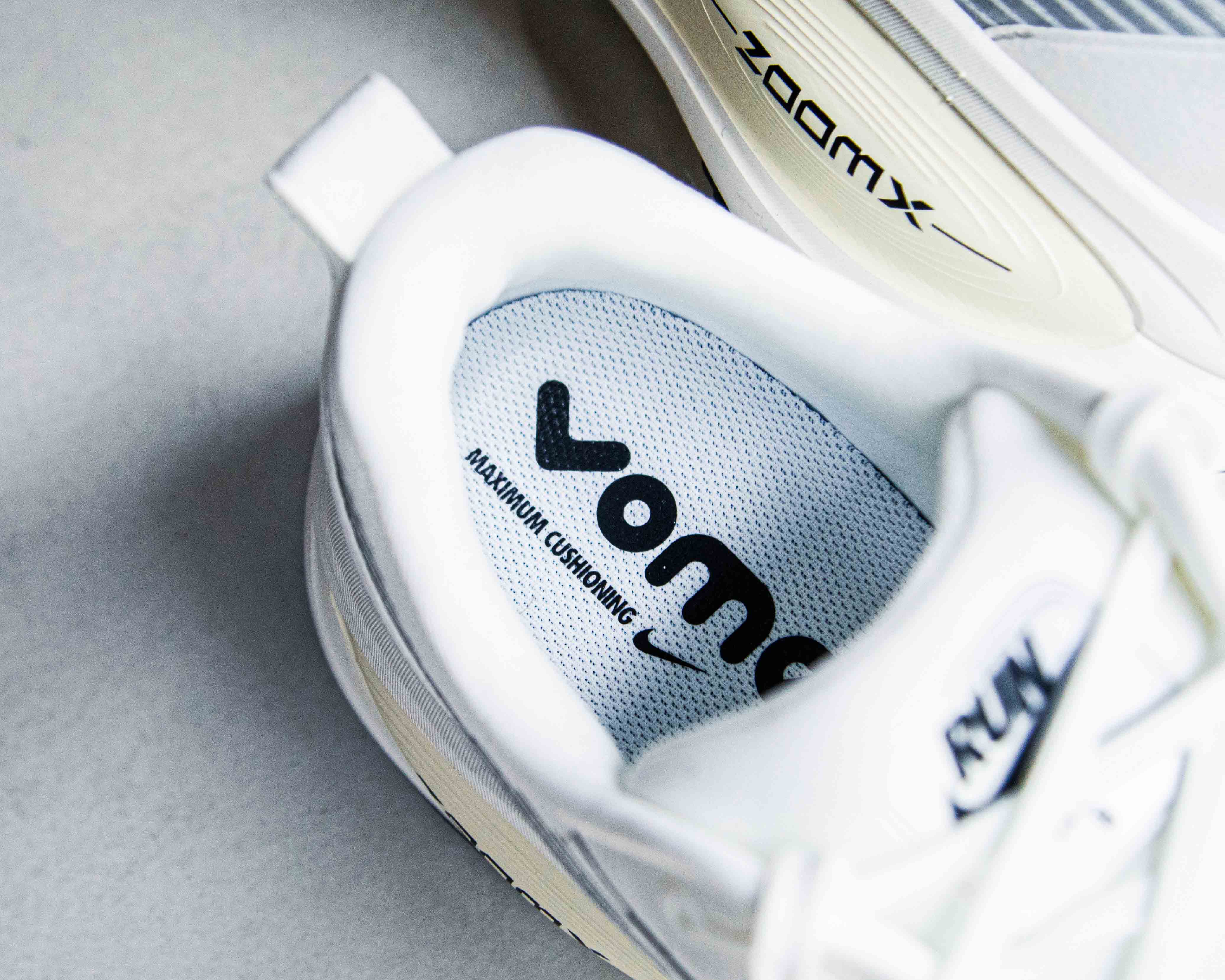 white nike shoes