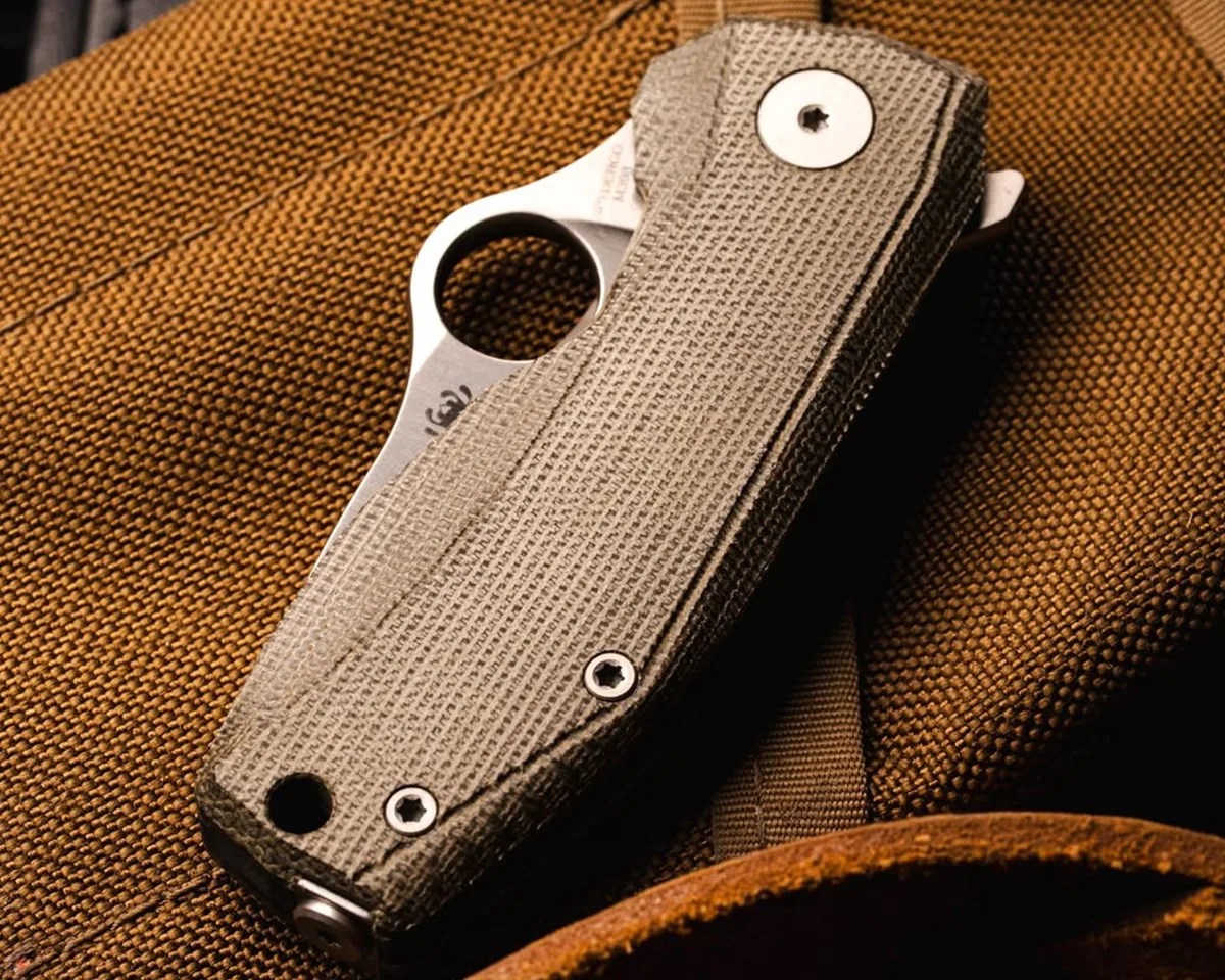 Spyderco SpyNano Flash Batch closed on nylon