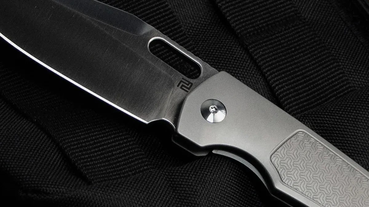 artisan cutlery revel pocket knife macro