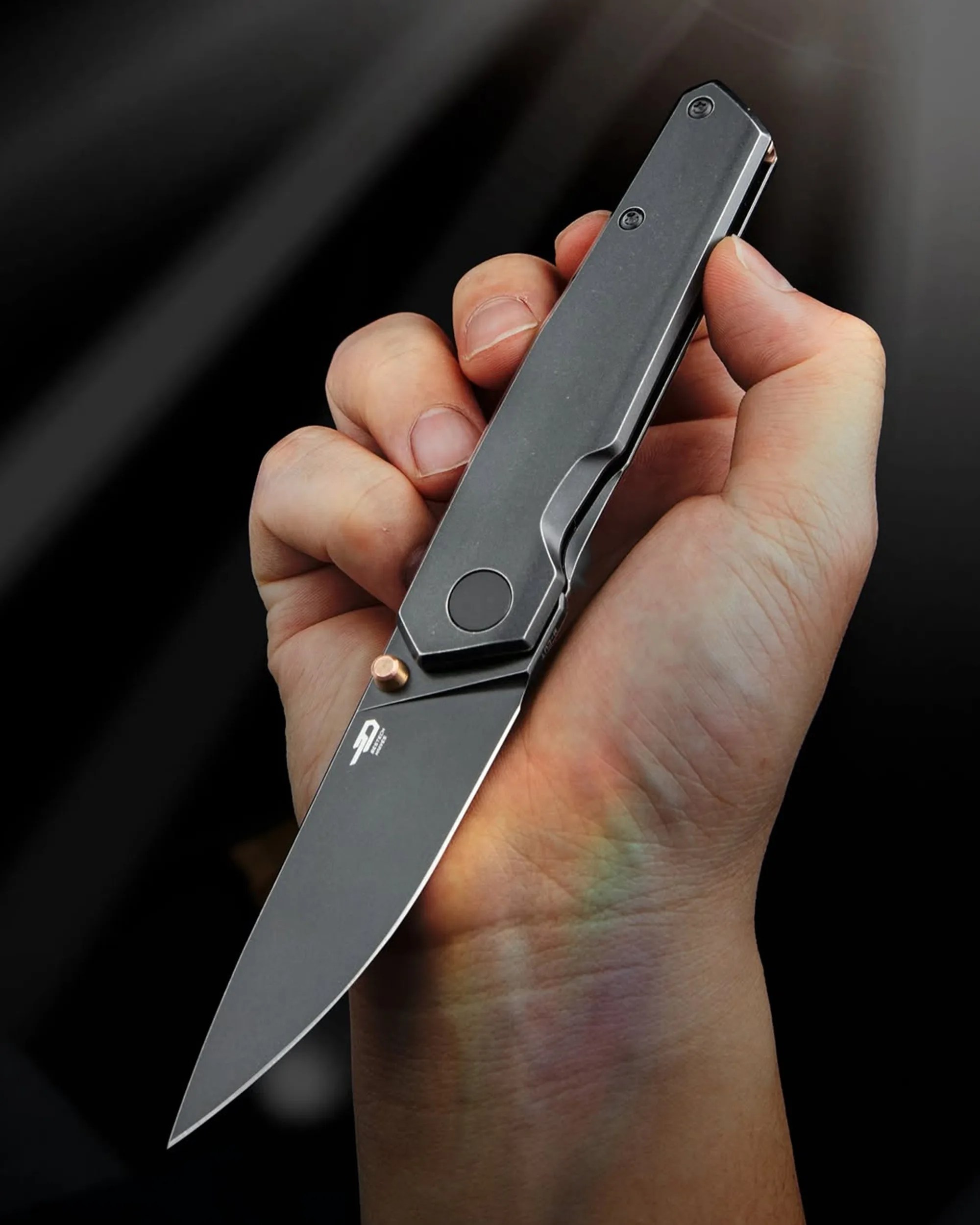 Bestech VK-Kuze knife in hand