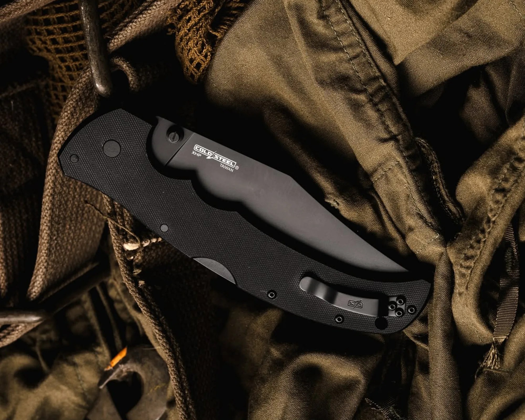 Cold Steel Recon 1 XL closed on tactical bag