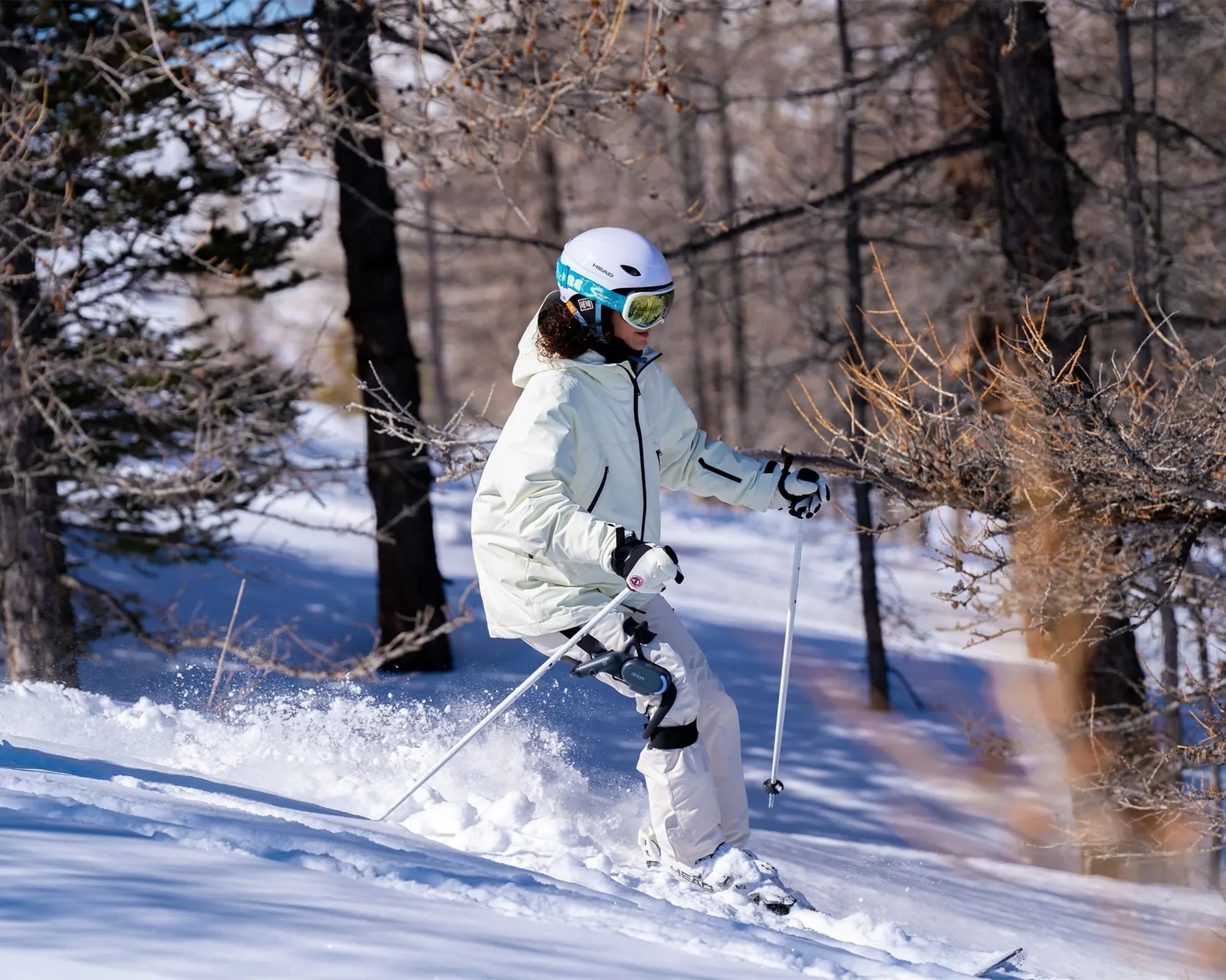 Dnsys Z1 Knee Exoskeleton on skiier on mountain