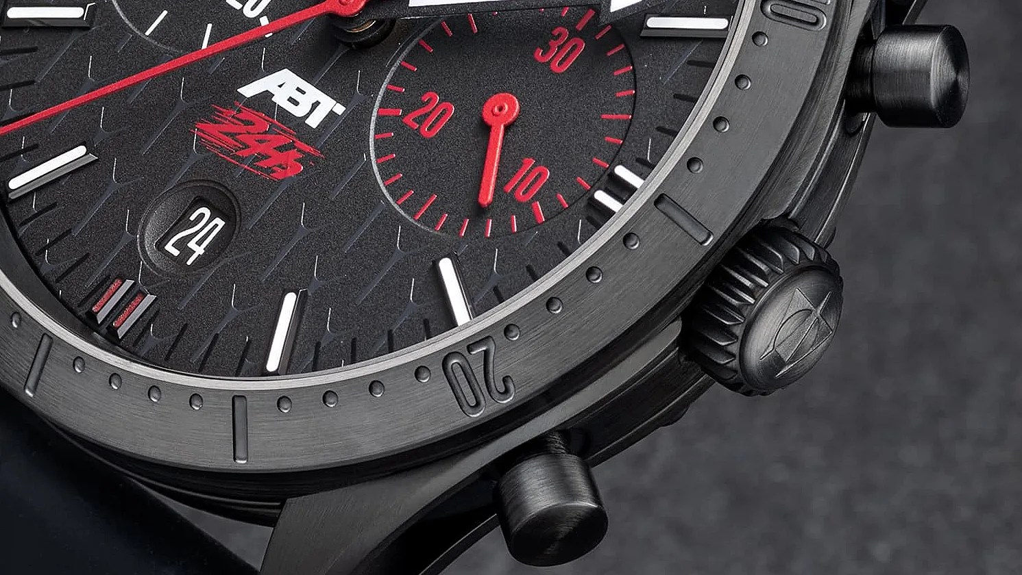 Katil bir kronograf için bir araya gelen Stout Alet-Watchmaker & Efsanevi Otomotiv Tuner