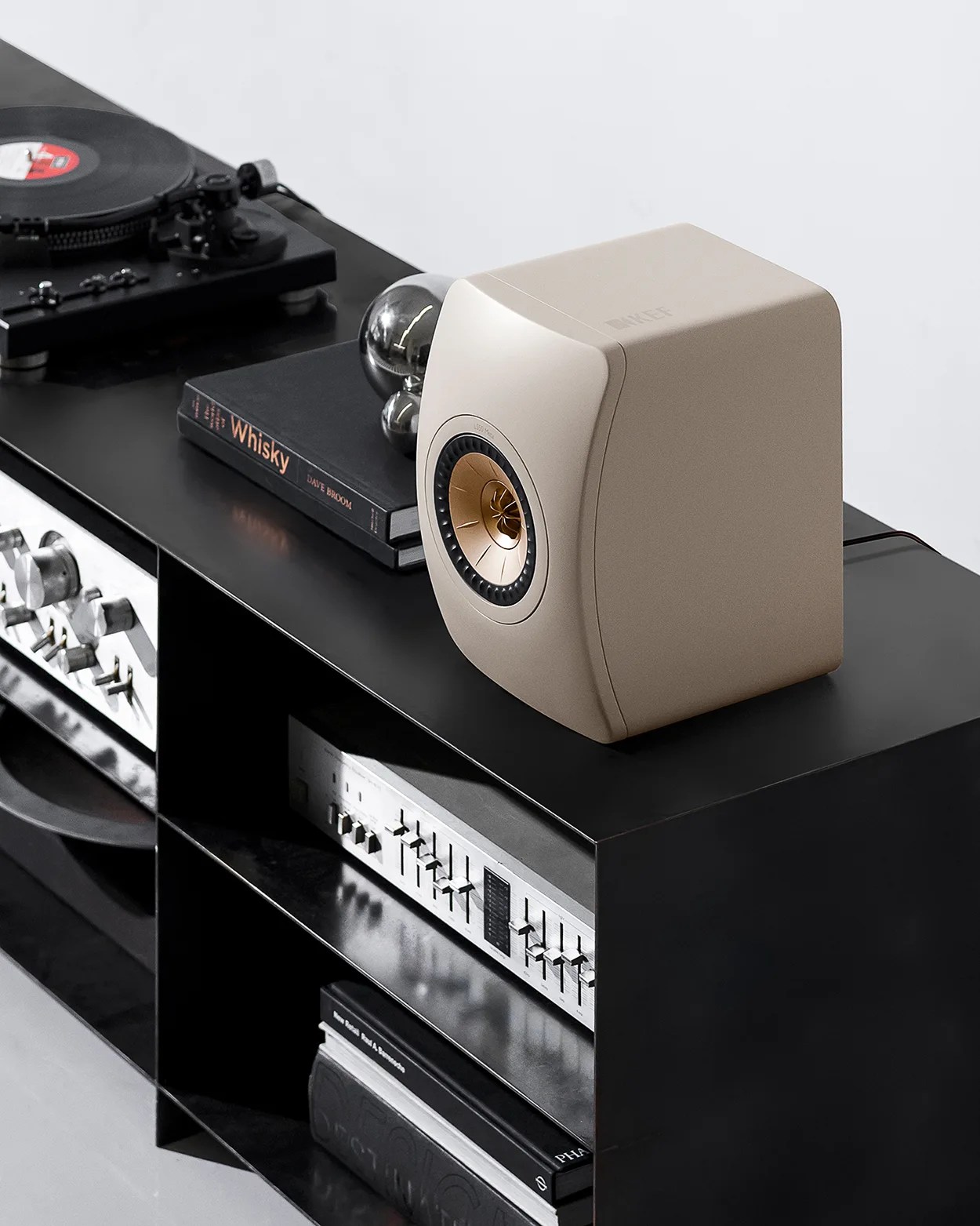 KEF LS50 Meta in Sand Shell