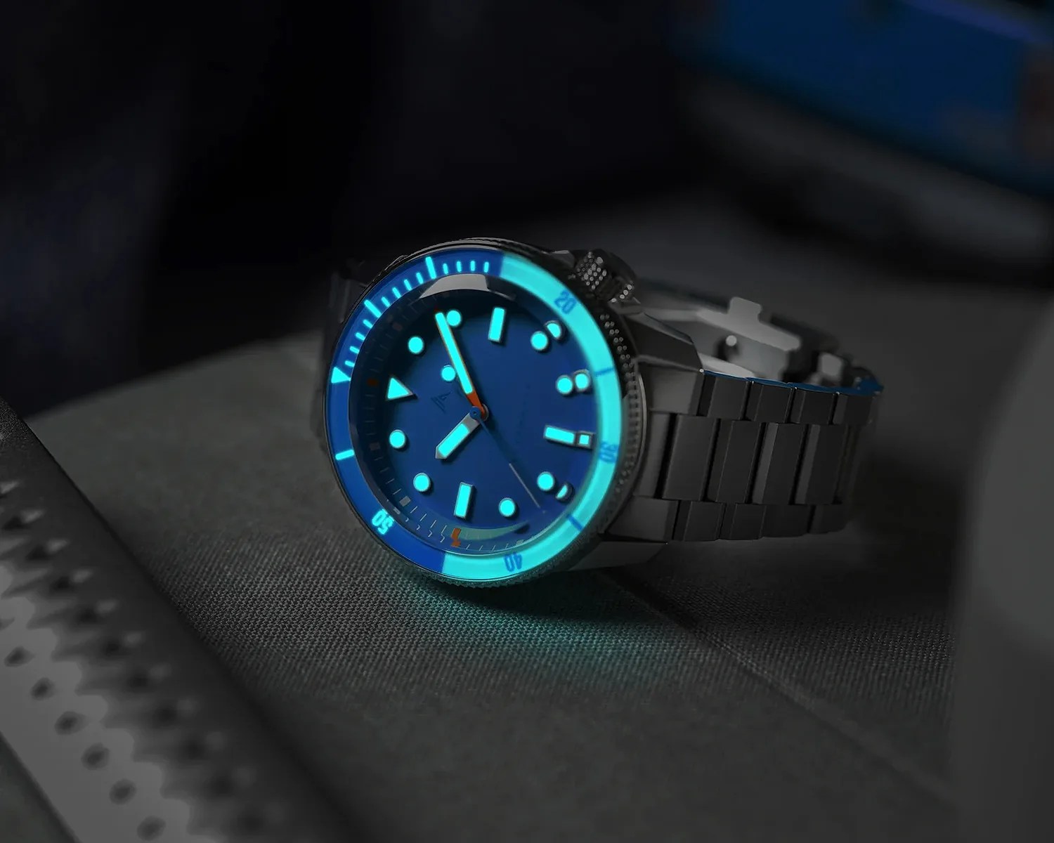 a namica dive watch glows in the dark