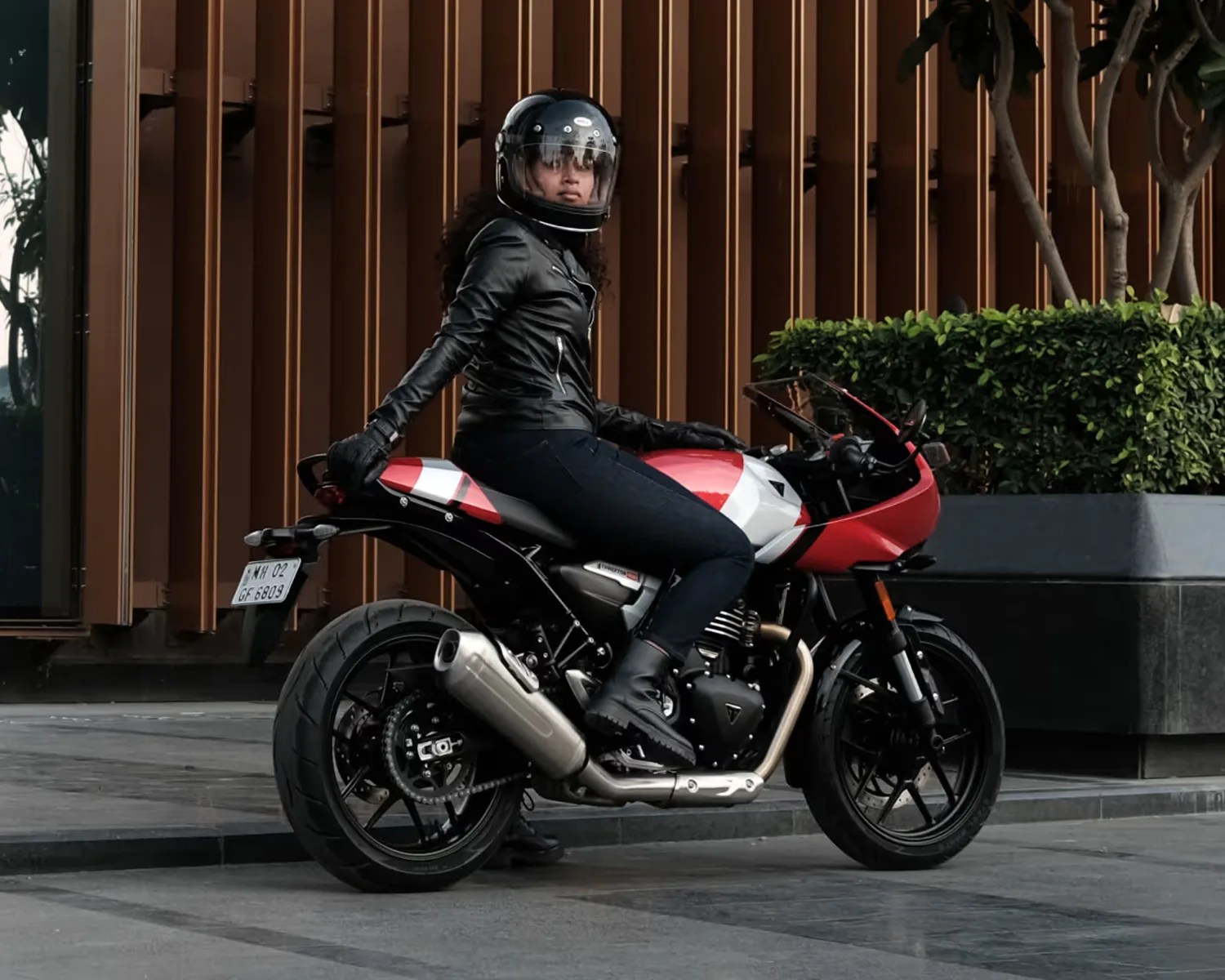 triumph thruxton 400 female rider